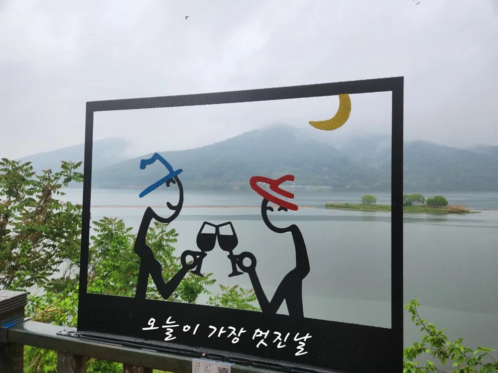 설치 포토존 둘러보기1 — 디테일 11 (12 / 64)